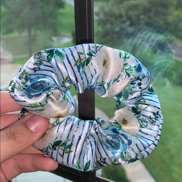 𝐁𝐥𝐮𝐞𝐬𝐲 𝐅𝐥𝐨𝐫𝐚𝐥 𝐒𝐜𝐫𝐮𝐧𝐜𝐡𝐢𝐞 - Picture 2 of 2